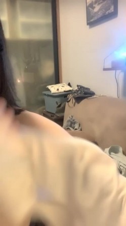 黑丝情趣兔女郎跟大哥激情啪啪，口交大鸡巴样子好骚，被大哥慢慢扒光吃奶子爆草抽插，主动上位浪荡呻吟射嘴 截图16