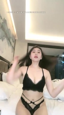 小圆黎央惠颜值不错性感骚女湿身诱惑道具自慰，特写手指扣逼假吊口交上位骑坐抽插 截图11