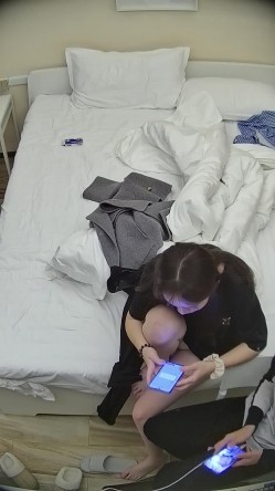 酒店偷拍 大学生情侣蓝衬衫气质美女被操后喜欢用双脚踩舔狗男朋友脸 截图2