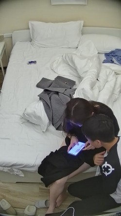 酒店偷拍 大学生情侣蓝衬衫气质美女被操后喜欢用双脚踩舔狗男朋友脸 截图7
