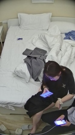 酒店偷拍 大学生情侣蓝衬衫气质美女被操后喜欢用双脚踩舔狗男朋友脸 截图8