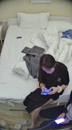 酒店偷拍 大学生情侣蓝衬衫气质美女被操后喜欢用双脚踩舔狗男朋友脸 截图11