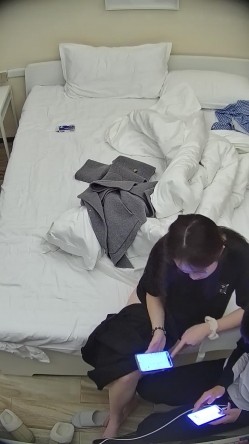 酒店偷拍 大学生情侣蓝衬衫气质美女被操后喜欢用双脚踩舔狗男朋友脸 截图12