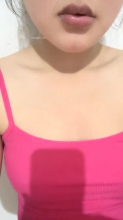 真实农村的孩子，【小陈陈】，玉米地干完活，自慰抠抠逼，寂静竹林中，肆意释放欲望 截图1