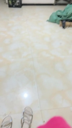 真实农村的孩子，【小陈陈】，玉米地干完活，自慰抠抠逼，寂静竹林中，肆意释放欲望 截图5
