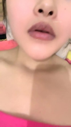 真实农村的孩子，【小陈陈】，玉米地干完活，自慰抠抠逼，寂静竹林中，肆意释放欲望 截图8
