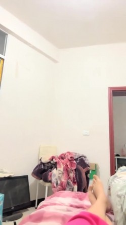 真实农村的孩子，【小陈陈】，玉米地干完活，自慰抠抠逼，寂静竹林中，肆意释放欲望 截图13