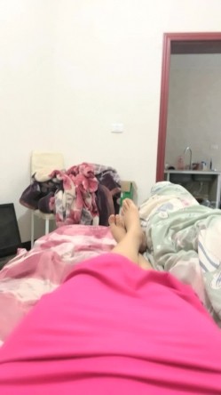 真实农村的孩子，【小陈陈】，玉米地干完活，自慰抠抠逼，寂静竹林中，肆意释放欲望 截图15