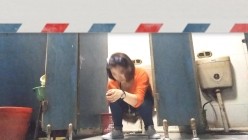 男扮女装淡定坑神国产无门女公厕当面对着拍有年轻漂亮美女有良家少妇有熟女多个年龄段 截图1