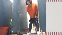 男扮女装淡定坑神国产无门女公厕当面对着拍有年轻漂亮美女有良家少妇有熟女多个年龄段 截图2