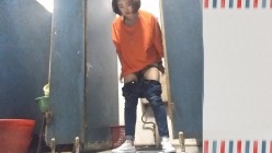 男扮女装淡定坑神国产无门女公厕当面对着拍有年轻漂亮美女有良家少妇有熟女多个年龄段 截图3