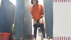男扮女装淡定坑神国产无门女公厕当面对着拍有年轻漂亮美女有良家少妇有熟女多个年龄段 截图4