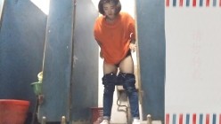 男扮女装淡定坑神国产无门女公厕当面对着拍有年轻漂亮美女有良家少妇有熟女多个年龄段 截图5