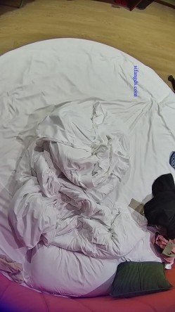 流出酒店偷拍 ️大学生情侣眼镜男开个钟点房抓紧时间和丰满女友激情床上操完床下操 截图1