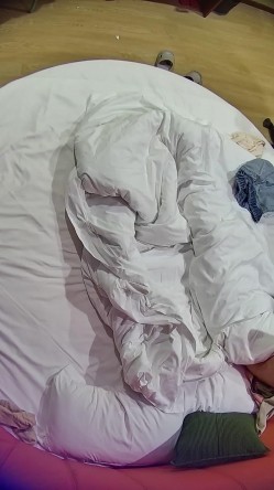 流出酒店偷拍 ️大学生情侣眼镜男开个钟点房抓紧时间和丰满女友激情床上操完床下操 截图2