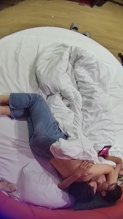 流出酒店偷拍 ️大学生情侣眼镜男开个钟点房抓紧时间和丰满女友激情床上操完床下操 截图3