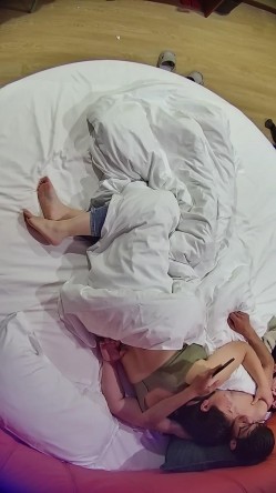 流出酒店偷拍 ️大学生情侣眼镜男开个钟点房抓紧时间和丰满女友激情床上操完床下操 截图5