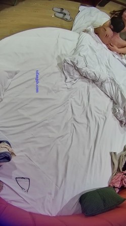 流出酒店偷拍 ️大学生情侣眼镜男开个钟点房抓紧时间和丰满女友激情床上操完床下操 截图12