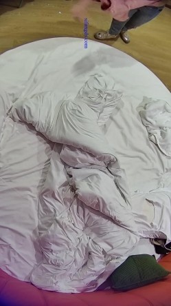 流出酒店偷拍 ️大学生情侣眼镜男开个钟点房抓紧时间和丰满女友激情床上操完床下操 截图15