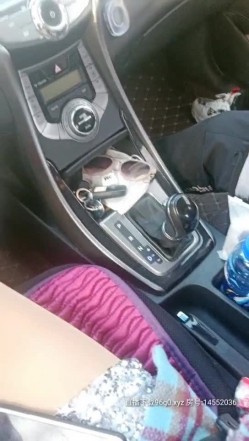 漂亮的小姐姐露脸与小哥哥玩户外车震，颜值高逼里塞个跳弹调情，车内口交被大鸡巴爆草，骚逼特写呻吟可射 截图1
