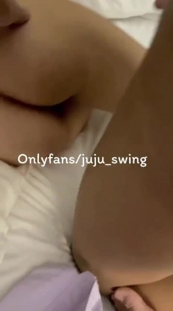 《反差女神 ️极品泄密》高颜气质人瘦奶大！网红御姐juju私拍，震撼群P顶级精盆肉便器，男主排队内射杯取精华 截图6