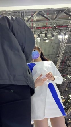 [超级裙底]最新2023上海车展各色美女模特 总有一款你喜欢 截图2