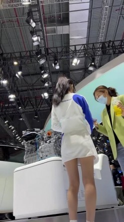 [超级裙底]最新2023上海车展各色美女模特 总有一款你喜欢 截图3