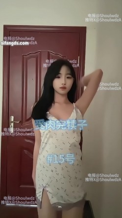 PUA大神【受肉完犊子】VIP福利，操控举牌，超多反差学生小母狗，紫薇裸舞 截图7