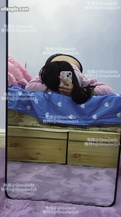 PUA大神【受肉完犊子】VIP福利，操控举牌，超多反差学生小母狗，紫薇裸舞，有露脸 截图1