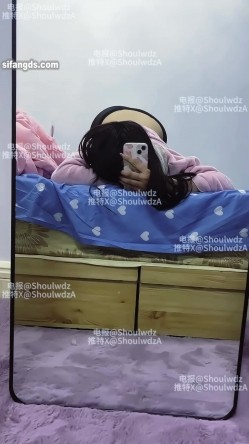 PUA大神【受肉完犊子】VIP福利，操控举牌，超多反差学生小母狗，紫薇裸舞，有露脸 截图5