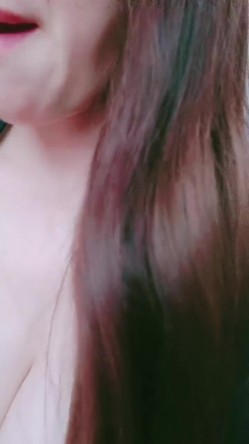 马上快生的长腿大奶少妇【孕期搞水水】下海赚奶粉钱，吃奶自慰 截图3