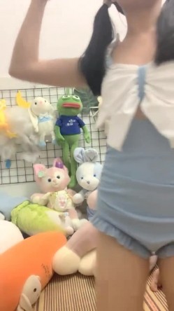 在校女大学生，【波波涩涩】，这个岁数看起来好小，含苞待放的小花骨朵，青涩，少女的逼无需多言，美爆了 截图1