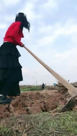 骚气红衣少妇【我要找一夜情】喜欢户外露出，野外锄地露出大屁股塞着跳蛋，旁边还有人回车上自慰 截图3