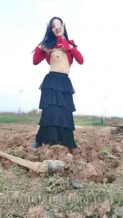 骚气红衣少妇【我要找一夜情】喜欢户外露出，野外锄地露出大屁股塞着跳蛋，旁边还有人回车上自慰 截图8