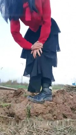 骚气红衣少妇【我要找一夜情】喜欢户外露出，野外锄地露出大屁股塞着跳蛋，旁边还有人回车上自慰 截图9