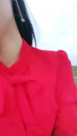 骚气红衣少妇【我要找一夜情】喜欢户外露出，野外锄地露出大屁股塞着跳蛋，旁边还有人回车上自慰 截图10