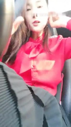骚气红衣少妇【我要找一夜情】喜欢户外露出，野外锄地露出大屁股塞着跳蛋，旁边还有人回车上自慰 截图12