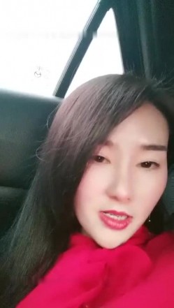 骚气红衣少妇【我要找一夜情】喜欢户外露出，野外锄地露出大屁股塞着跳蛋，旁边还有人回车上自慰 截图15