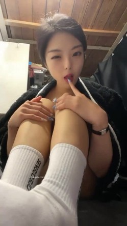 【QQ糖呀】 ️大学校花~宿舍内拉起蚊帐偷偷播! 也不怕舍友突然来拉开~看到这个骚痒 ️真的好刺激！ 截图12