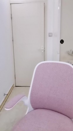 颜值区下海黄播极品美女，刚播放不开，逃出奶子小秀，闺蜜加入互揉奶子，跪在地上舔弄假屌，很是诱惑 截图12