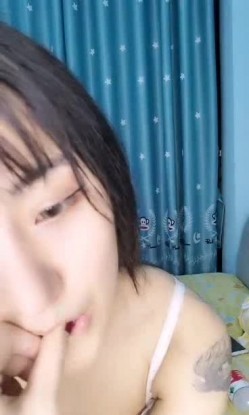 高颜值小美女主播 身材也很苗条 自慰插穴 大姨妈都来了 很拼 截图1