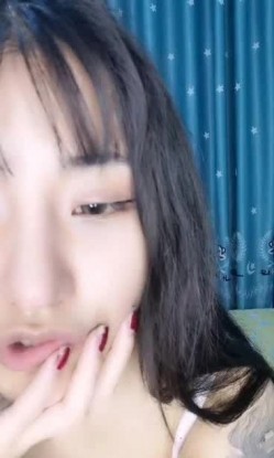 高颜值小美女主播 身材也很苗条 自慰插穴 大姨妈都来了 很拼 截图2