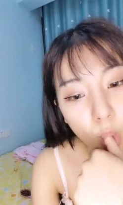 高颜值小美女主播 身材也很苗条 自慰插穴 大姨妈都来了 很拼 截图6