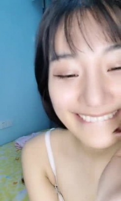高颜值小美女主播 身材也很苗条 自慰插穴 大姨妈都来了 很拼 截图7