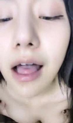 高颜值小美女主播 身材也很苗条 自慰插穴 大姨妈都来了 很拼 截图15