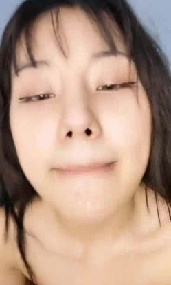 高颜值小美女主播 身材也很苗条 自慰插穴 大姨妈都来了 很拼 截图16