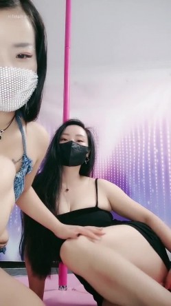 全网第一双人钢管舞【夜十点钢管舞】姐妹高难度互插，双女重叠一字马，各种丝袜换不停！ 截图2