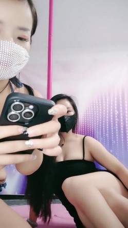 全网第一双人钢管舞【夜十点钢管舞】姐妹高难度互插，双女重叠一字马，各种丝袜换不停！ 截图3