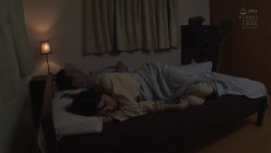 HMN-510 不倫してる妻ともう一度やり直したい… 眠ってる妻の背後から媚薬チ〇ポでヌルッと挿入！超スローピストンで沼らせてキメセク中出し痙攣SEXで朝まで何度も求め合った 佐野ゆま 截图1