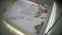 酒店偷拍年轻小伙把女友的逼逼擦干净狂舔后各种体位疯狂撞击干完不忘给逼逼拍照 截图14